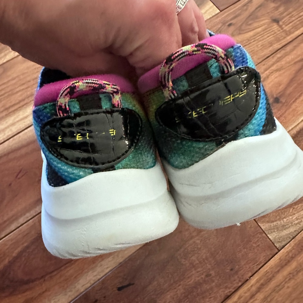 Sketchers Tie-Dye size 2.5 girl slip ins - Picture 2 of 3